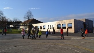 La cour de récréation de l'école et vue sur les bâtiments